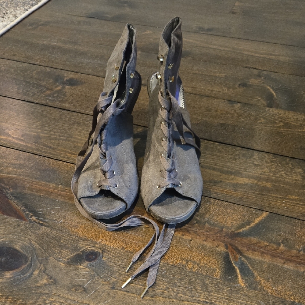 FIONI Clothing Gray Lace-Up Boots